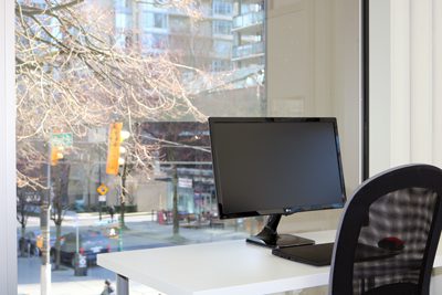 Fully equipped hot desks