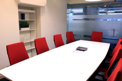 Comfortable & well-equipped meeting room